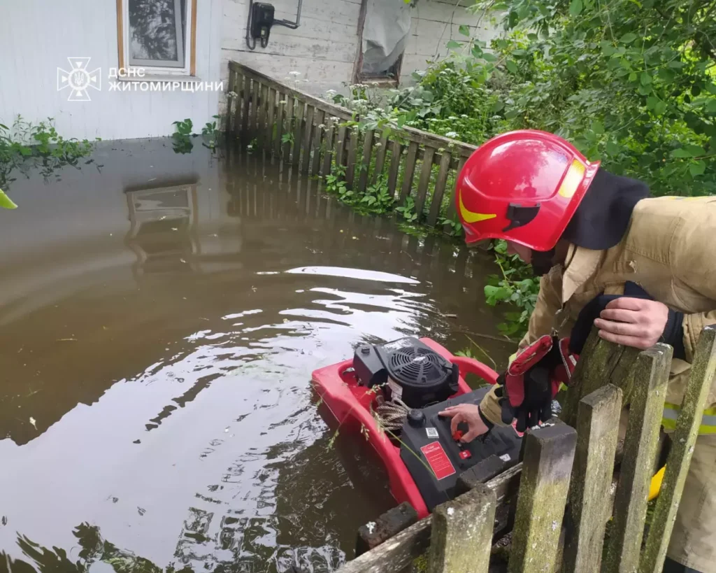 відкачували воду