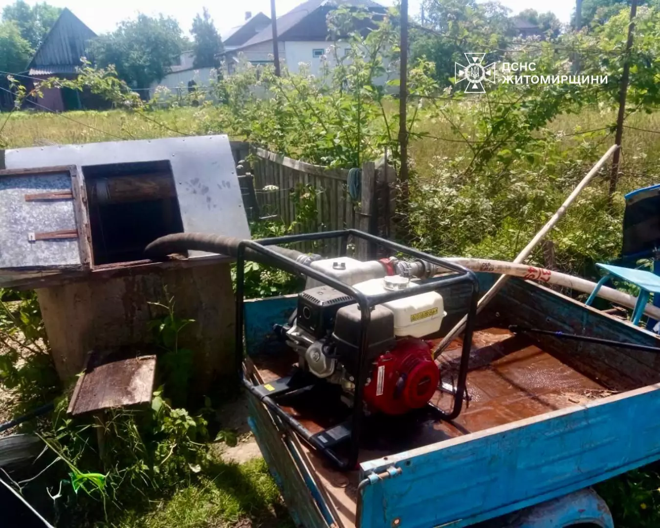 Відкачування води з колодязя в Ушомирі