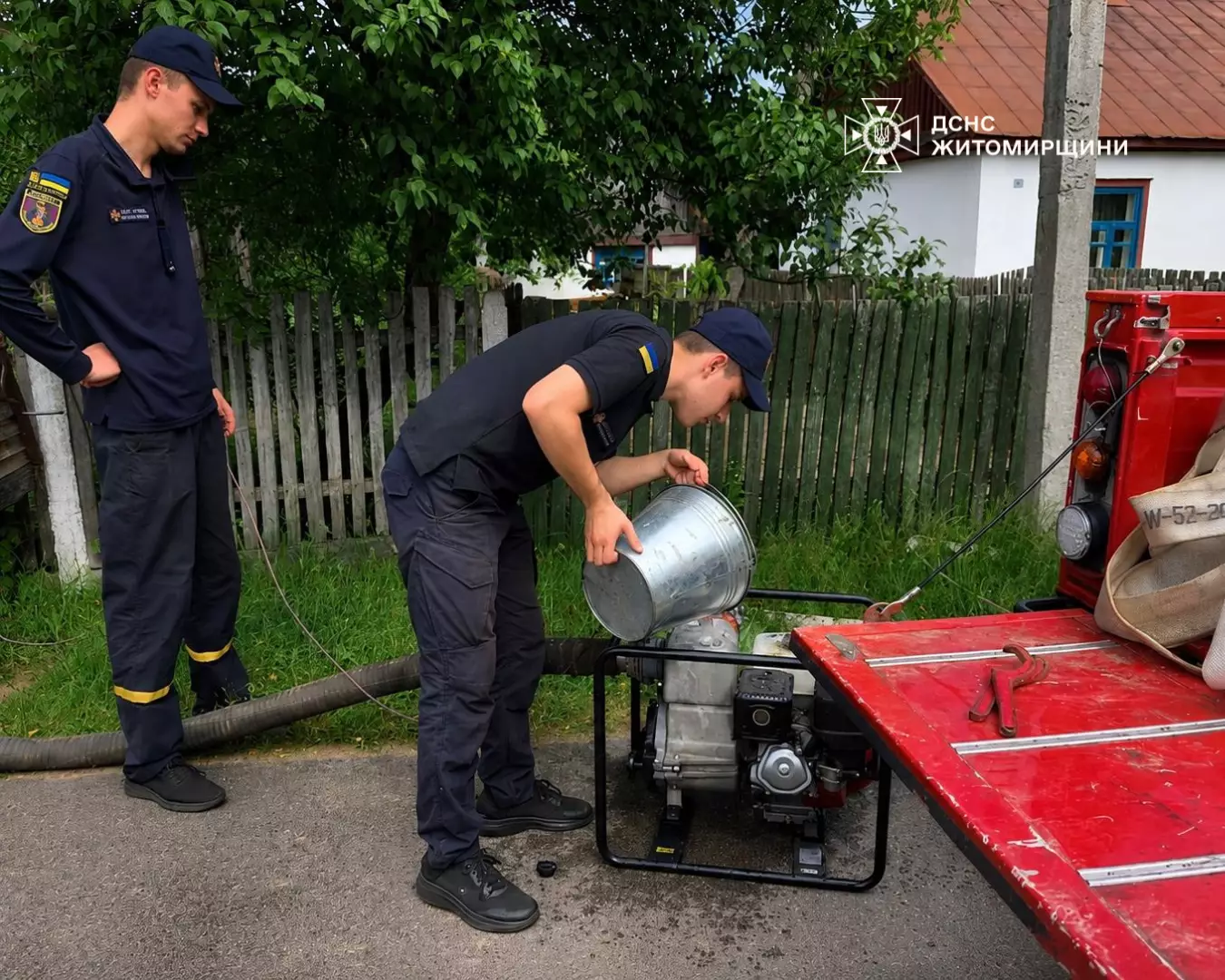 Спецтехніка рятувальників біля приватного будинку