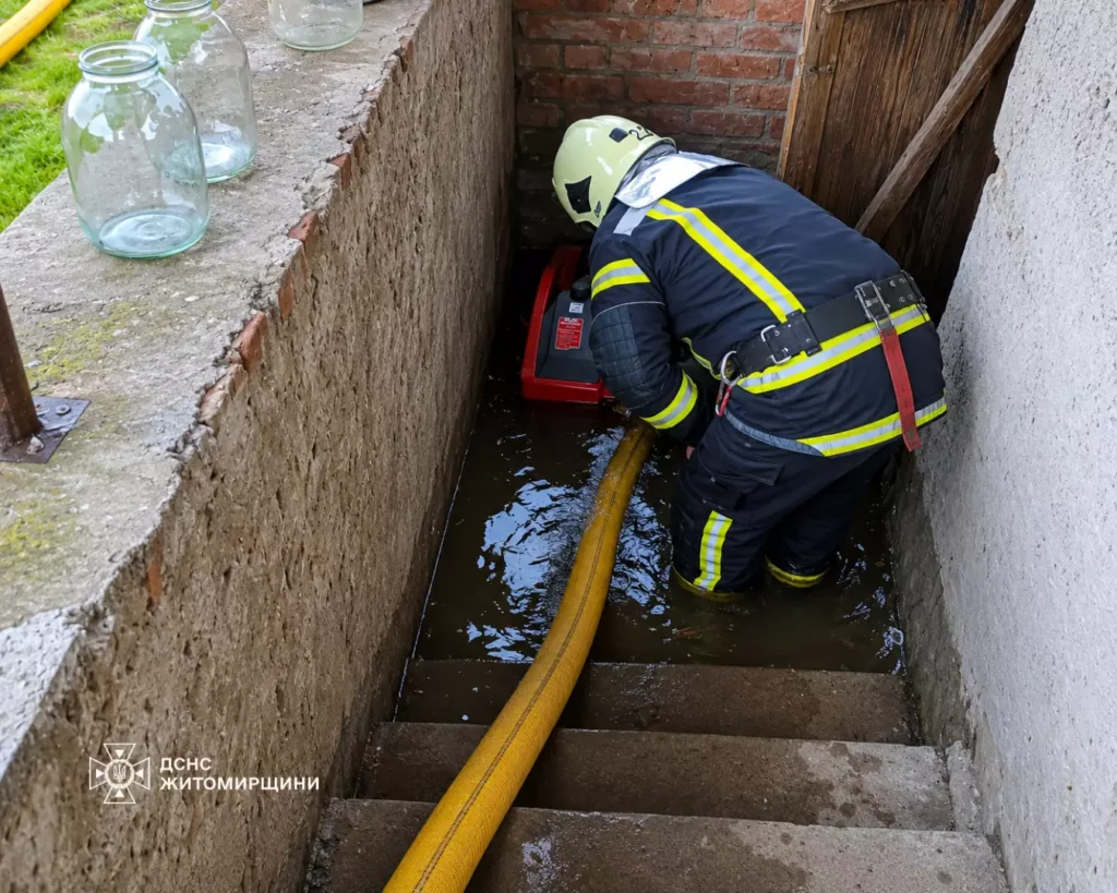 відкачували воду