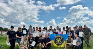 Бердичівлянки освоюють бойову зброю та керування дронами Учасники курсу з підготовки до національного спротиву.