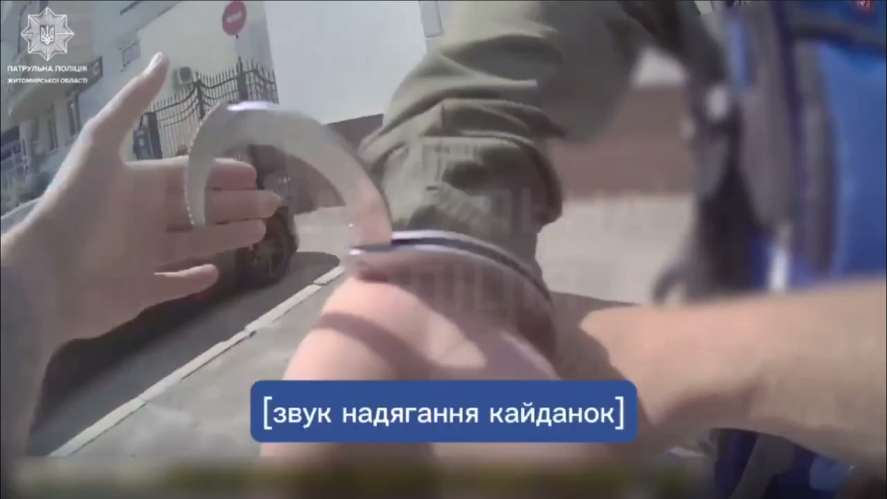 Патрульні поліцейські на місці затримання озброєного чоловіка