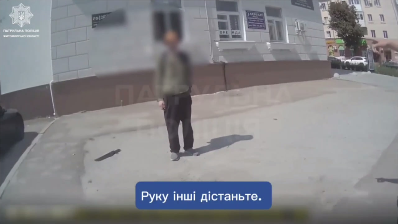 Чоловік, який погрожував людям ножем на вулицях міста