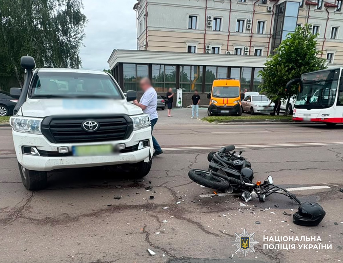 Поліція встановлює обставини ДТП