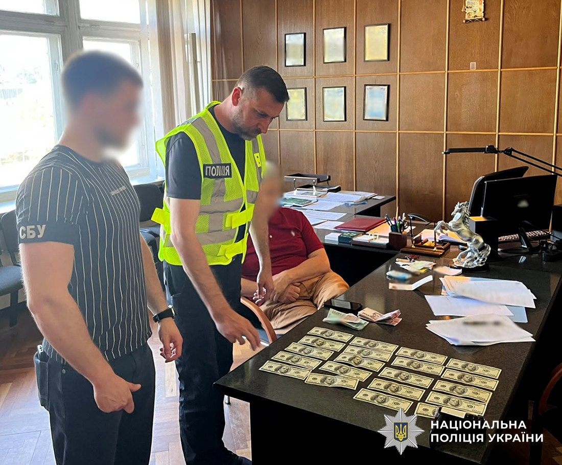 Вилучені долари під час обшуку в кабінеті