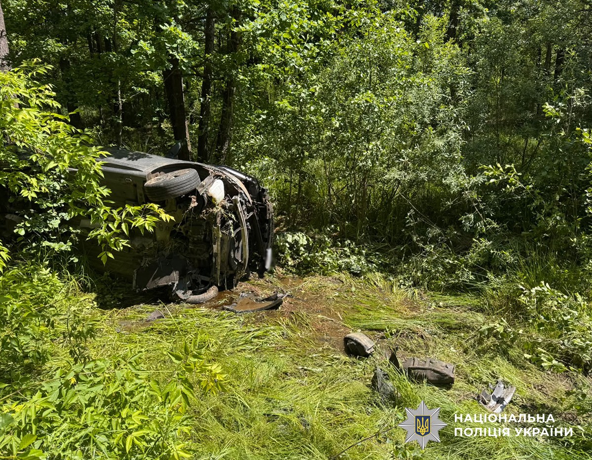 Перекинутий автомобіль Renault на місці ДТП під Житомиром