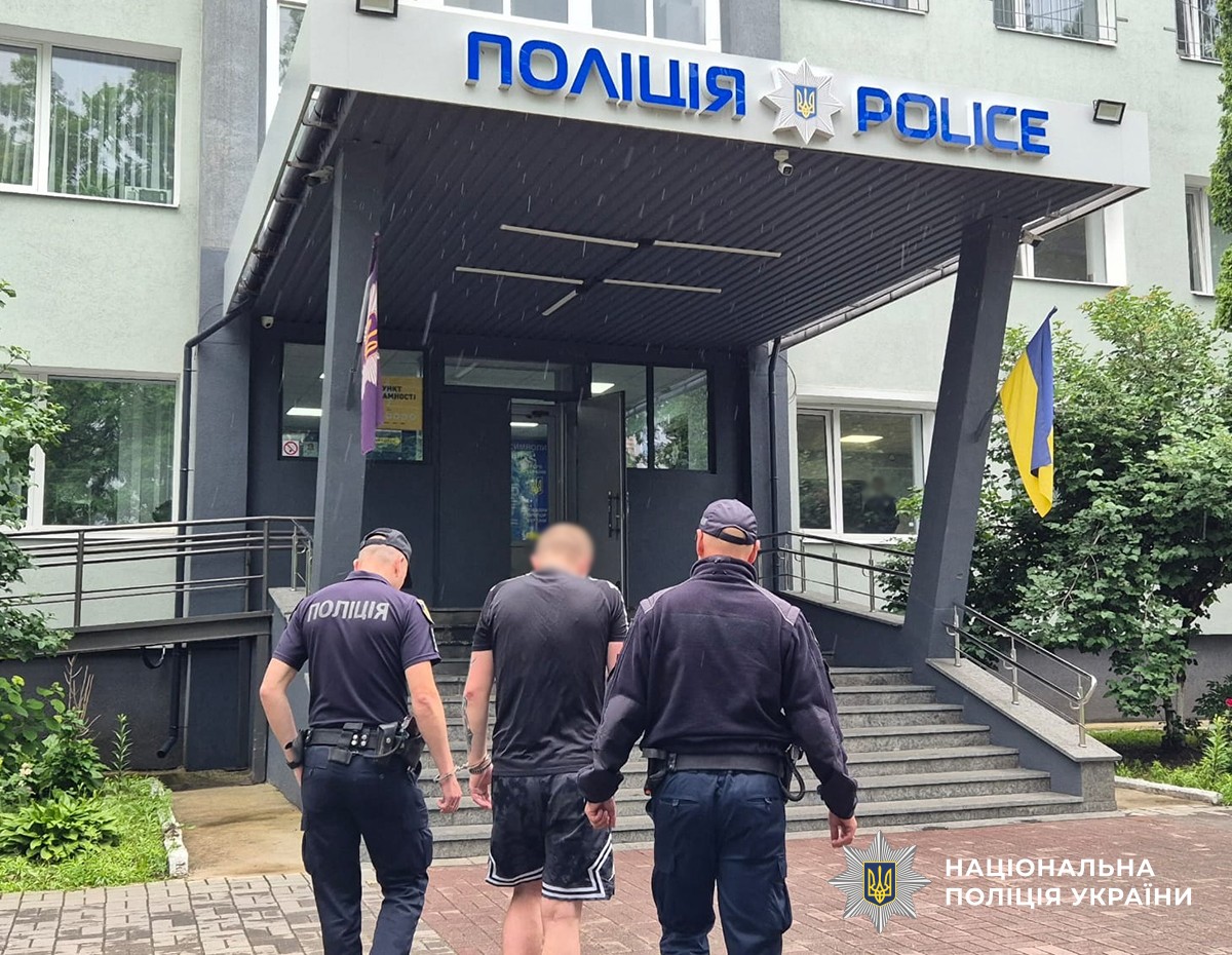 Поліцейський автомобіль біля місця події у Житомирі