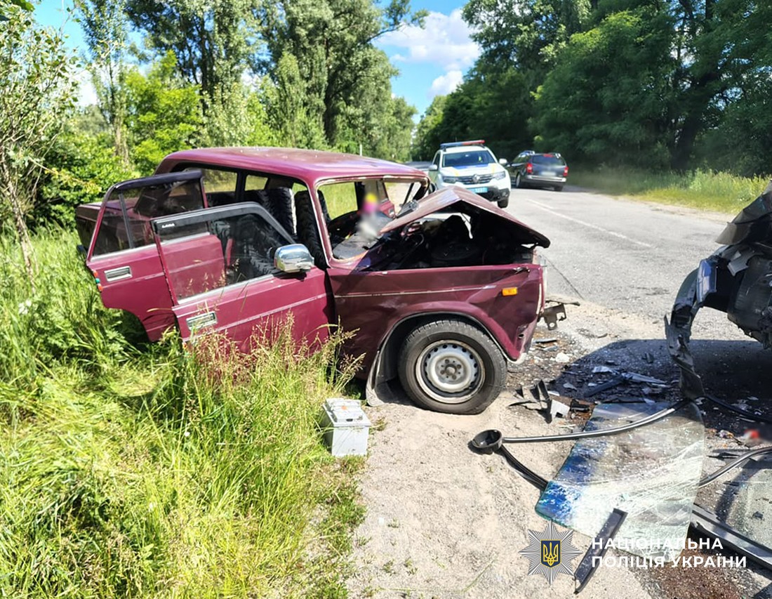 Наслідки автопригоди у Баранівській громаді розбиті машини на дорозі