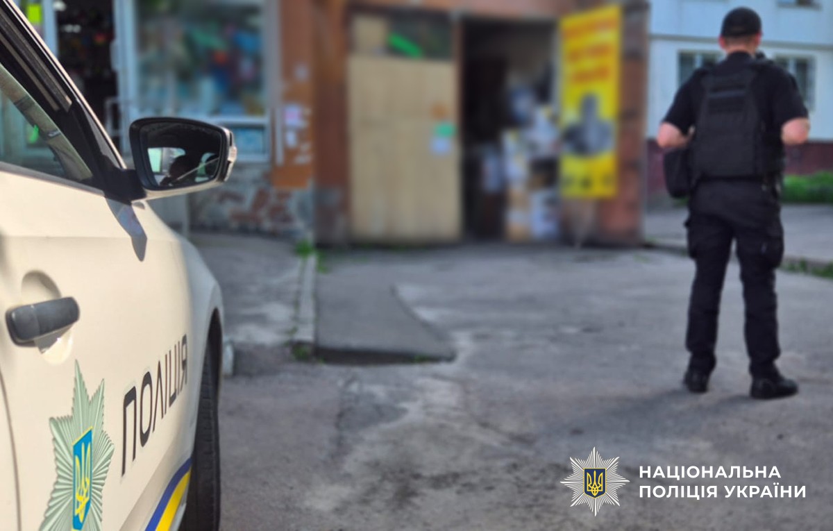 Поліція та спецпризначенці КОРД біля багатоповерхівки у Житомирі