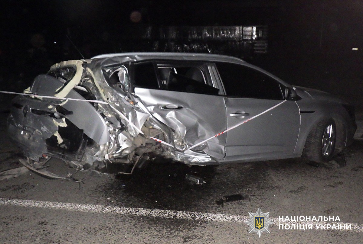 Розбиті припарковані автомобілі на узбіччі в Овручі