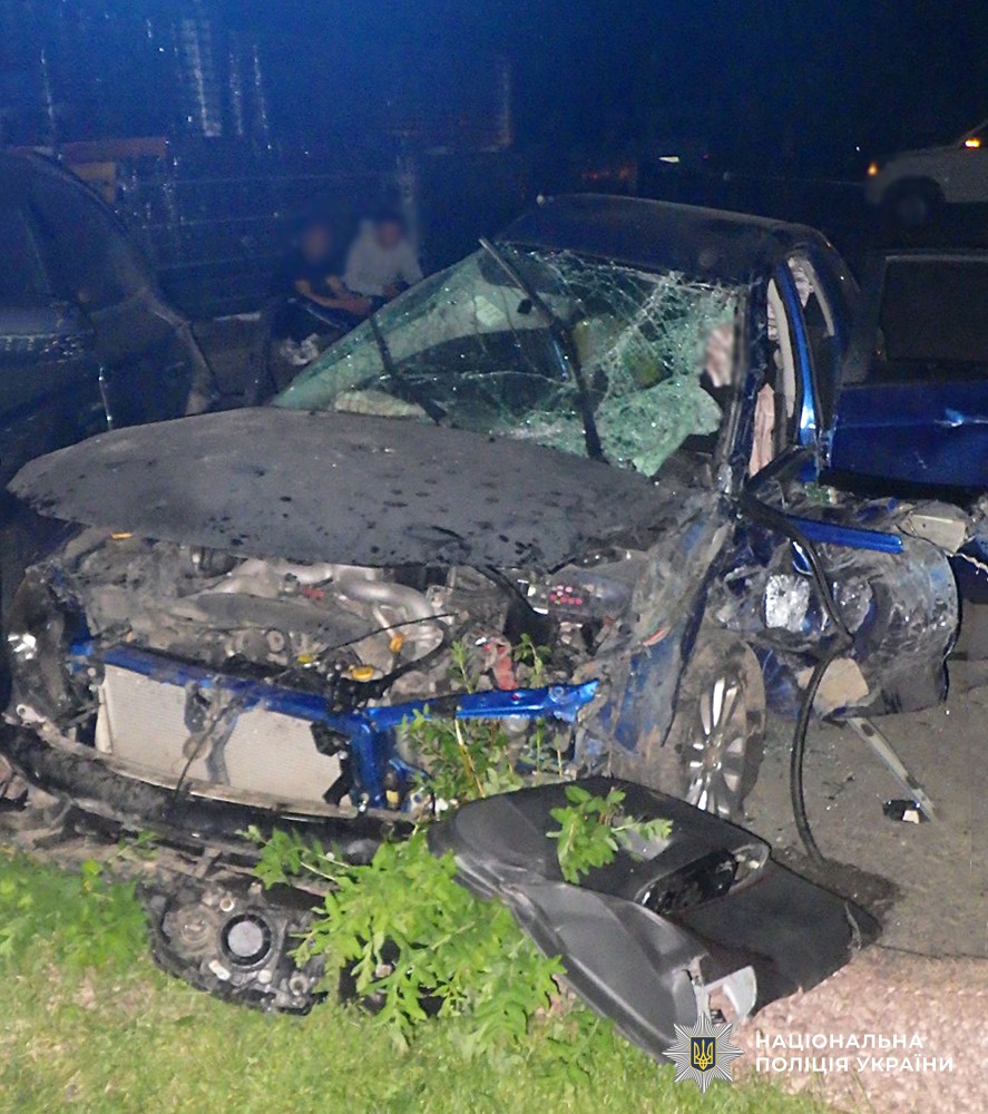 Понівечений автомобіль Subaru після нічної ДТП в Овручі