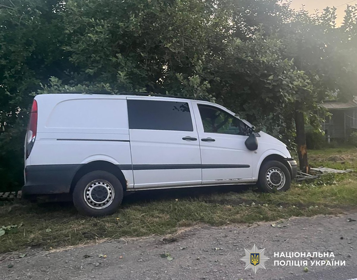 Наслідки зіткнення мікроавтобуса з деревом