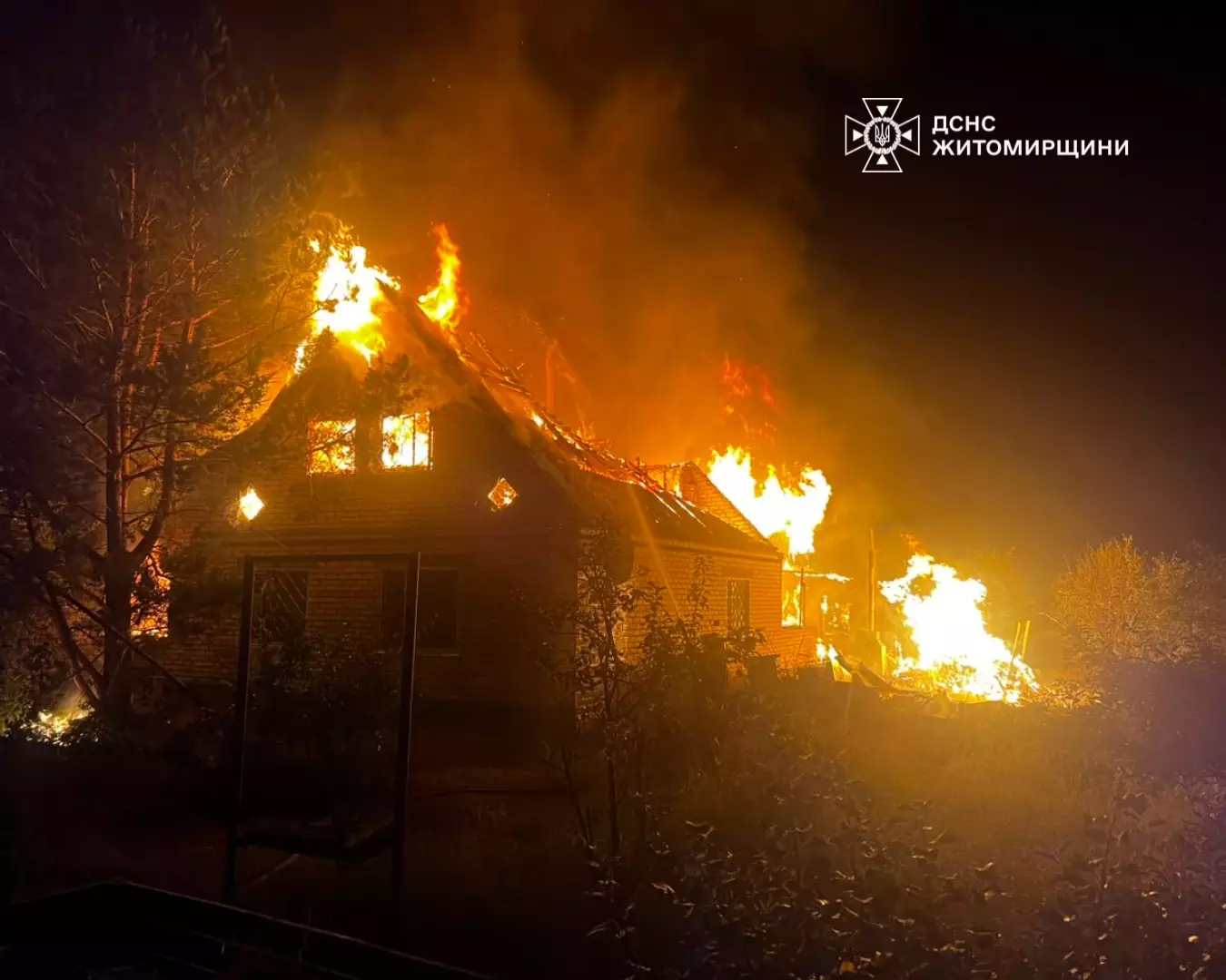 Масштабна пожежа у двоповерховому будинку в селі Вирва
