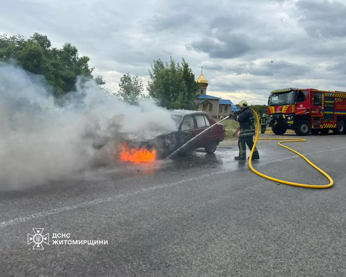 Рятувальники ліквідують займання авто