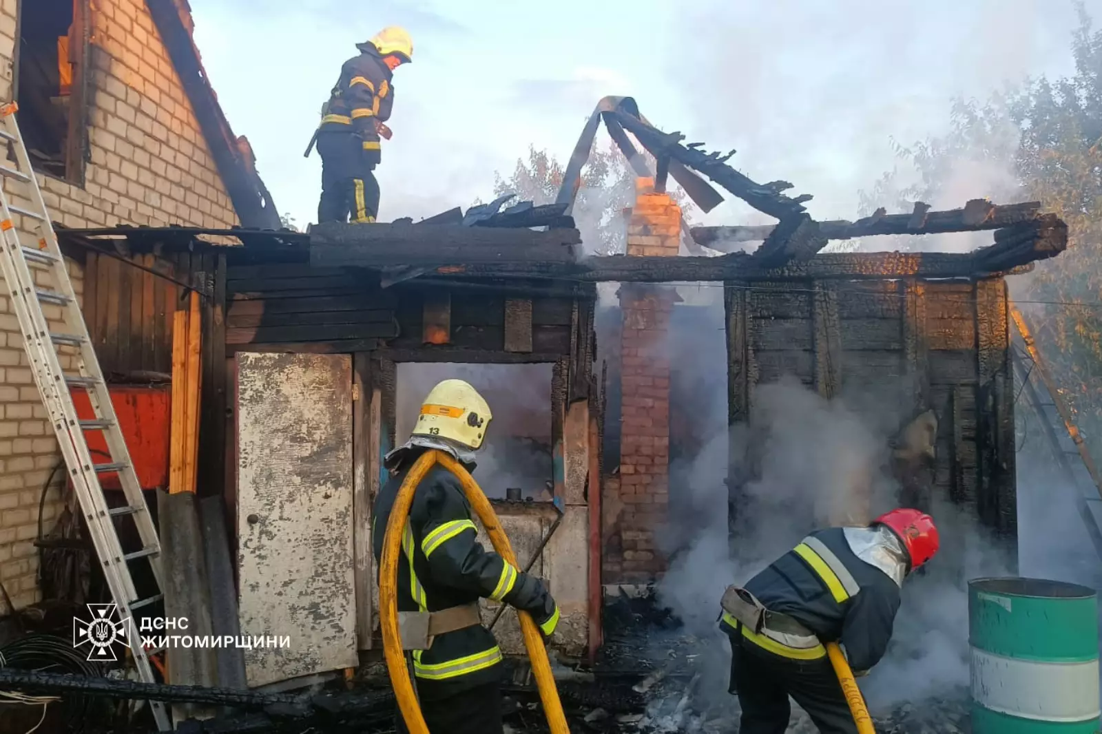Пошкоджена стіна житлового будинку
