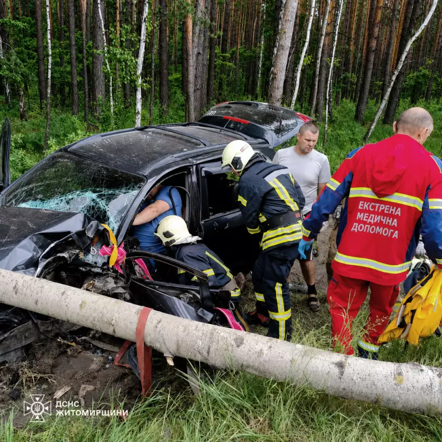 Рятувальники використовують спецінструмент для деблокування водія