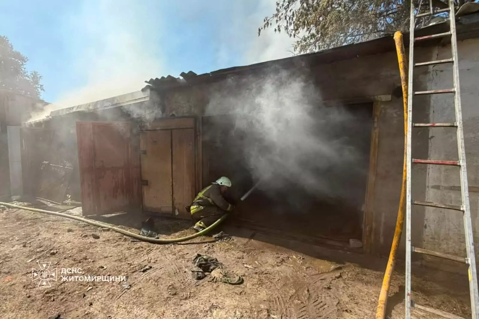 Рятувальники ліквідовують займання на складі