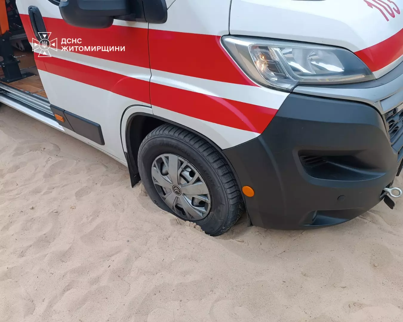 Рятувальники ДСНС витягують швидку допомогу