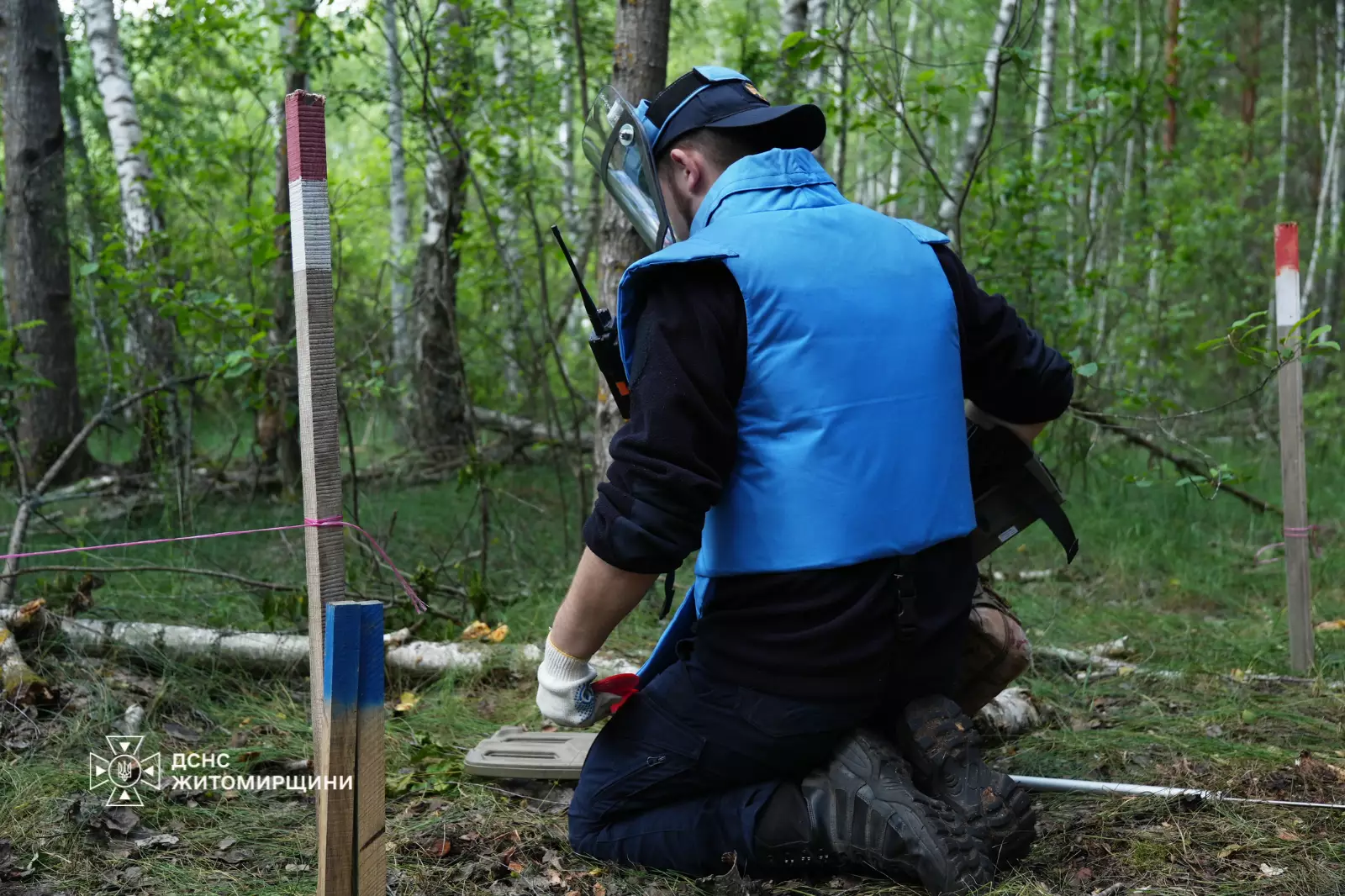 Сапер ДСНС перевіряє територію Малинської громади металошукачем