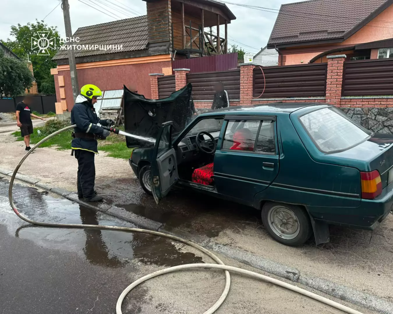 Рятувальники біля автомобіля, що загорівся у Бердичеві