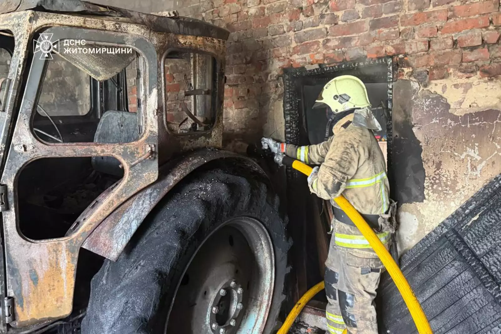 Згорілий трактор після пожежі в Овручі