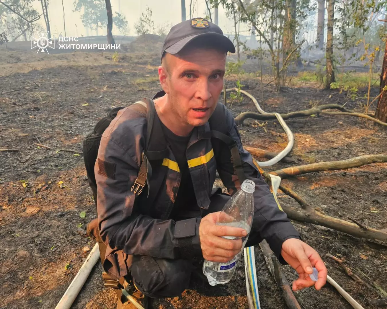 Спецтехніка гасить вогонь у лісі