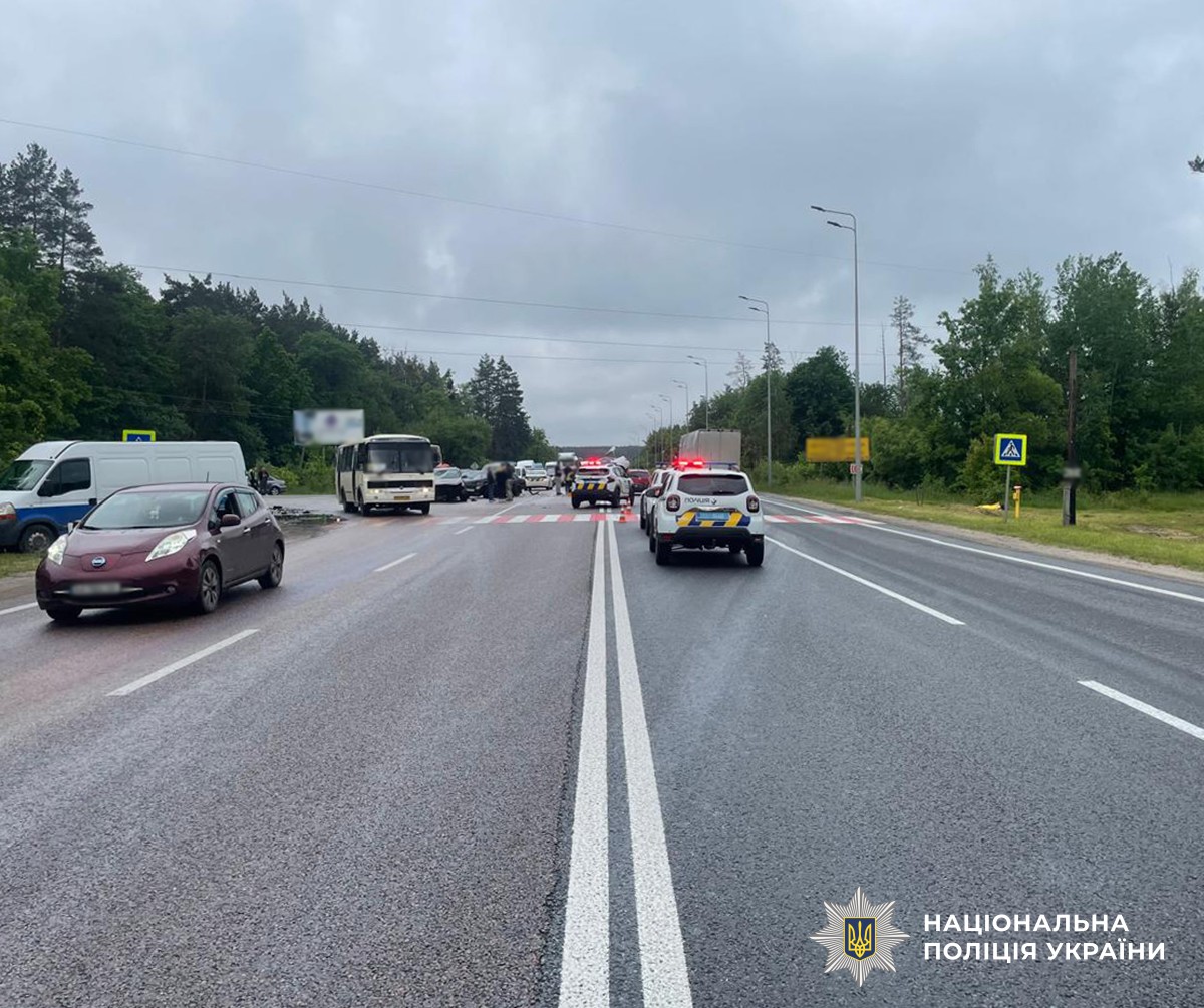 Розбитий кросовер Kia після зіткнення на Житомирщині