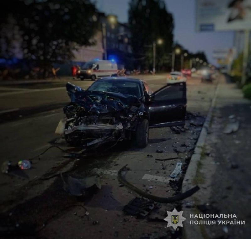 Пошкоджений автомобіль Ford після аварії
