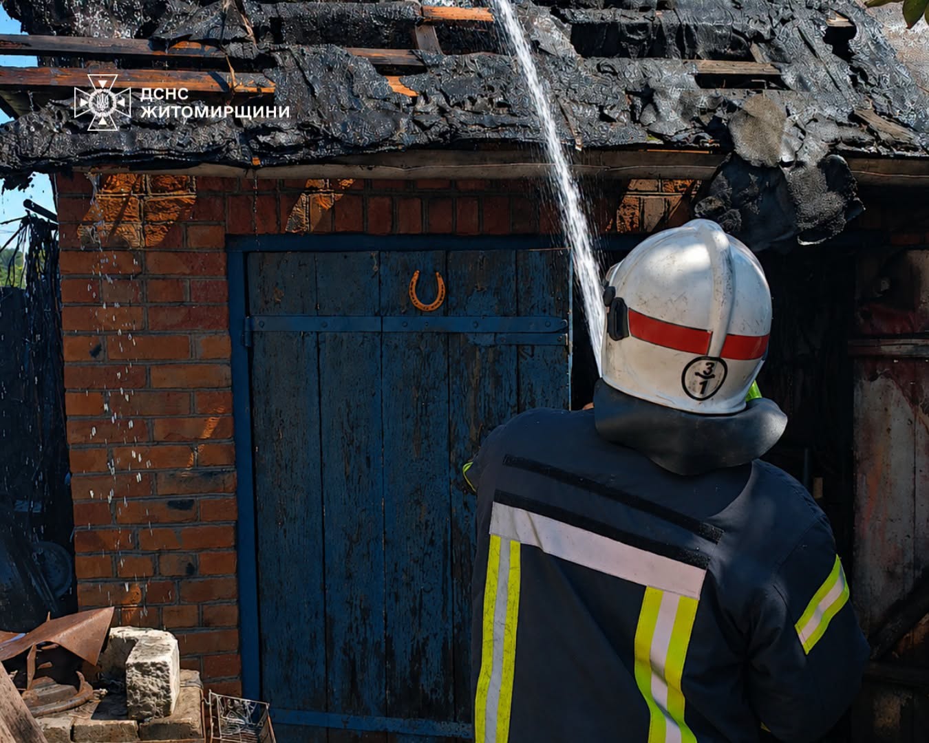 Рятувальники ДСНС оглядають місце вибуху газу