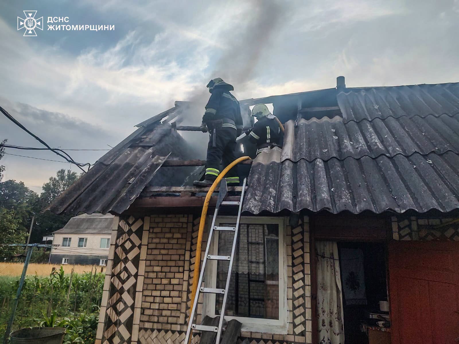 Гасіння пожежі у господарській будівлі в Баранівці