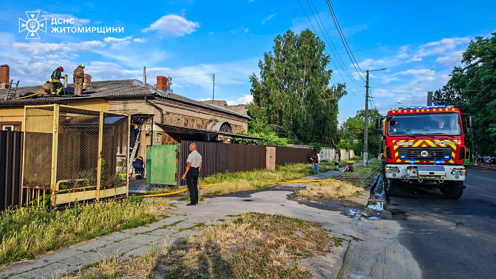 Ліквідація пожежі даху в Житомирі