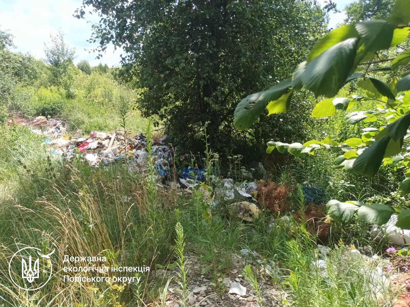 Екоінспектори перевіряють незаконне звалище на Житомирщині
