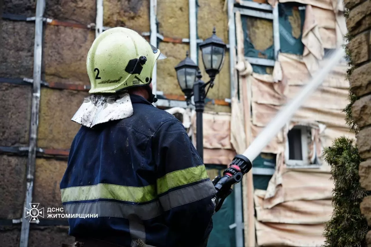Згорілий дах двоповерхового будинку в Житомирі
