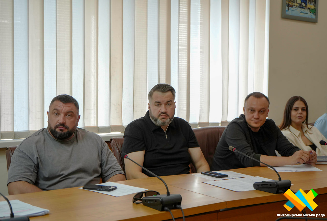 Представники міської влади на засіданні