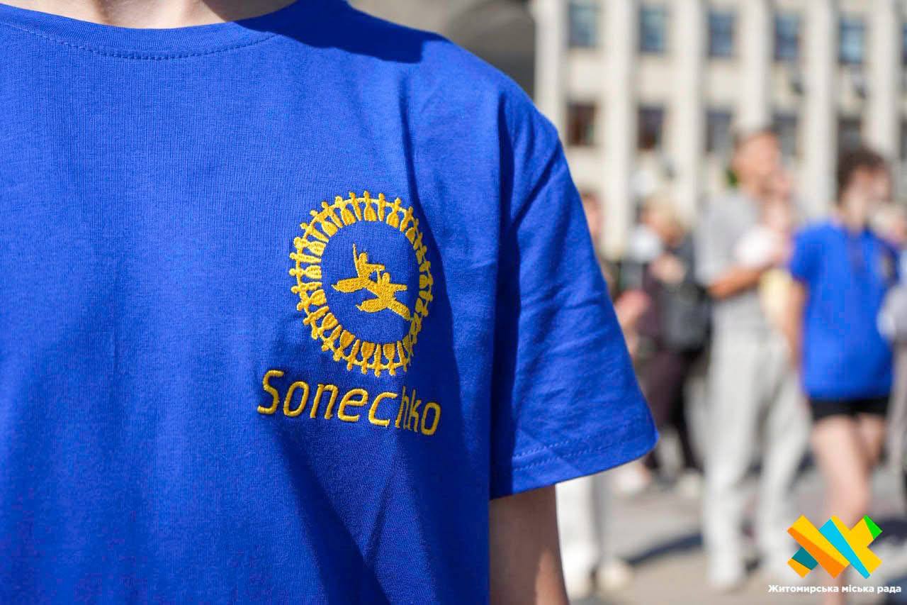 Діти біля автобуса перед поїздкою до Європи