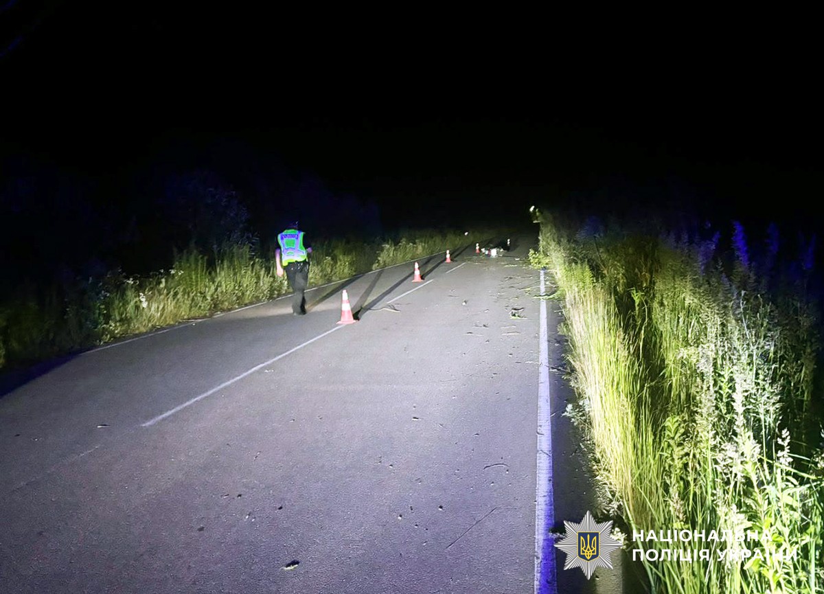 Робота поліції на місці нічної аварії з підлітками