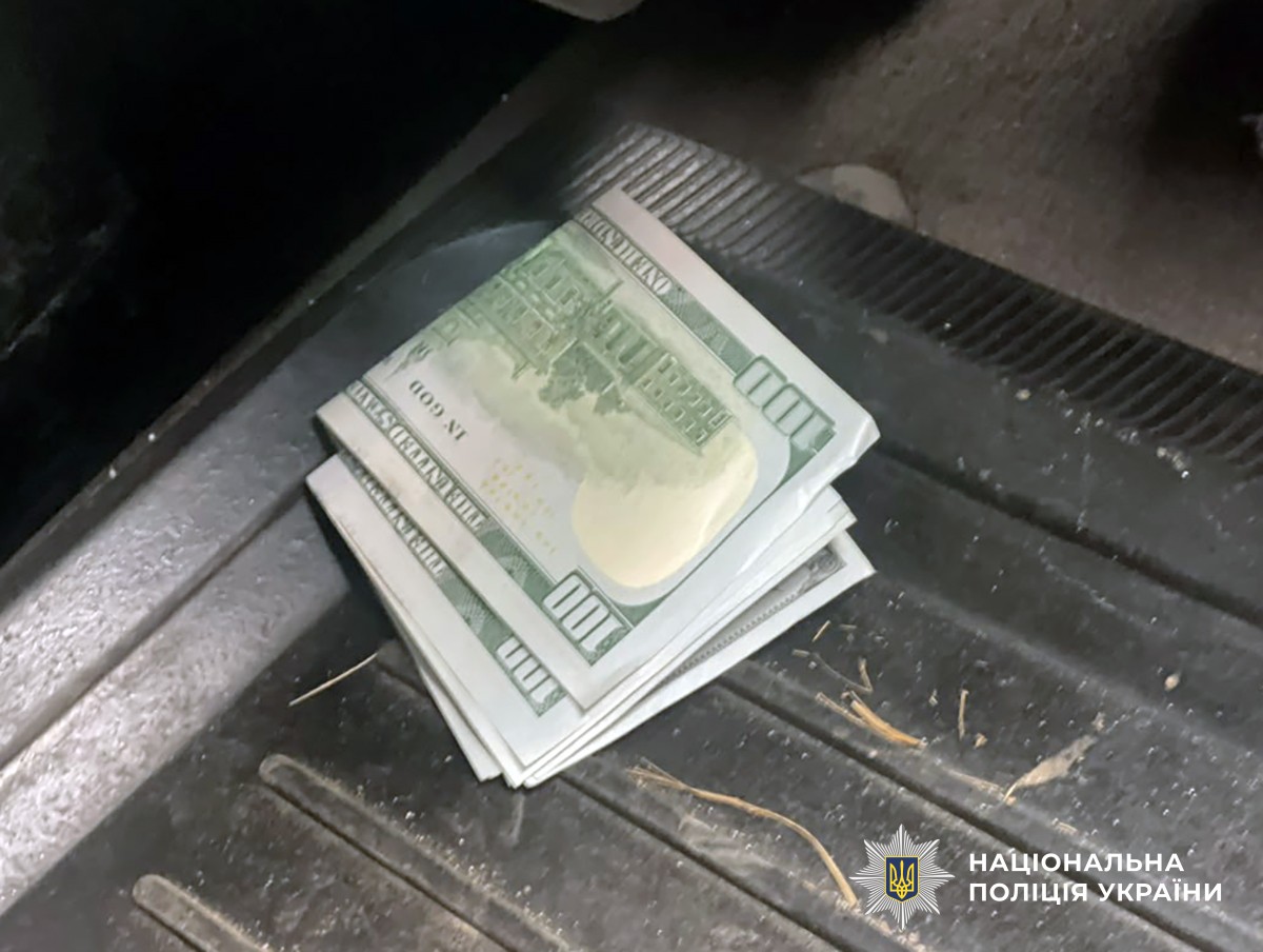 Затримання продавця зброї поліцією та спецпризначенцями