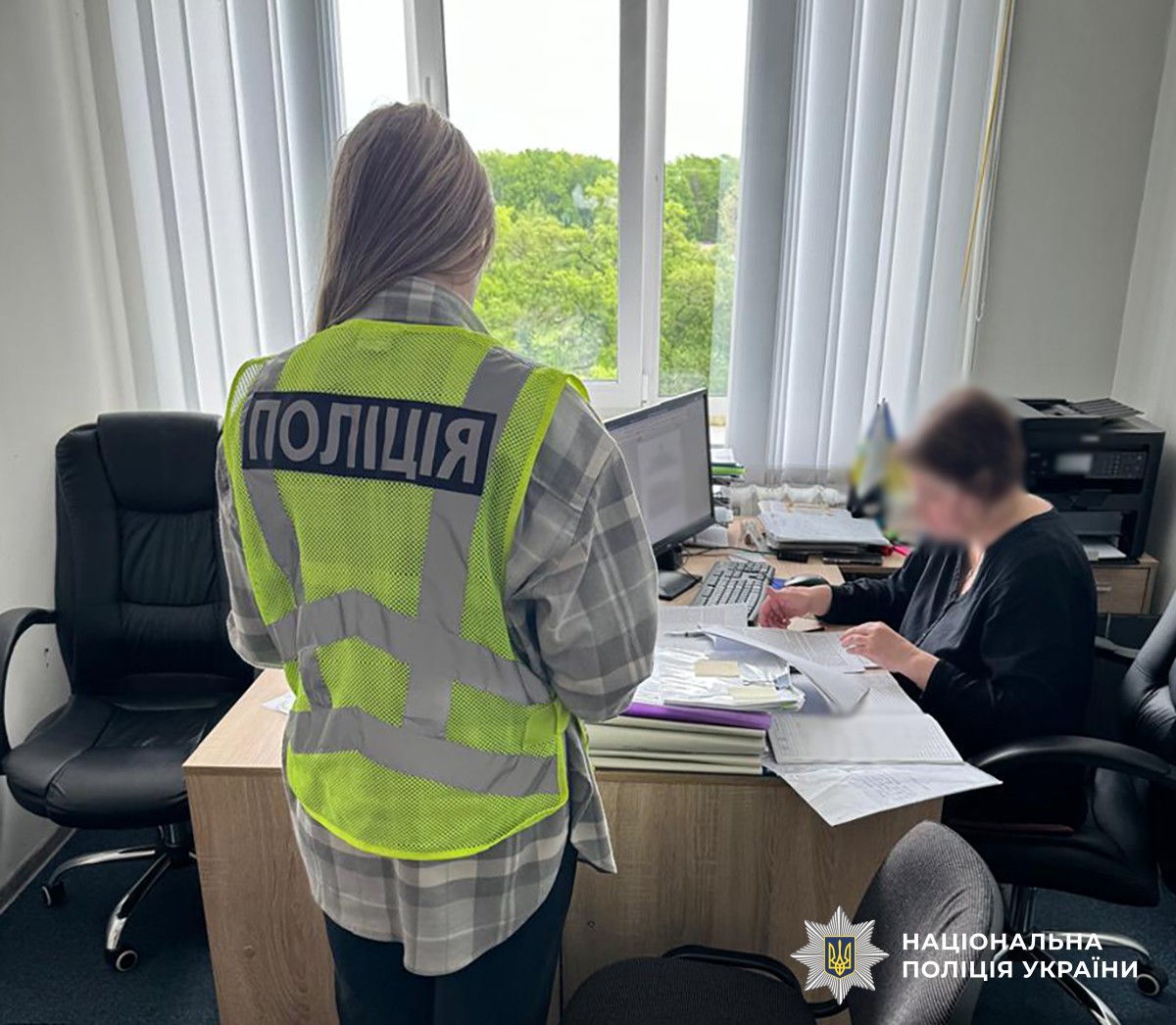 Слідчі поліції оглядають небезпечне укриття