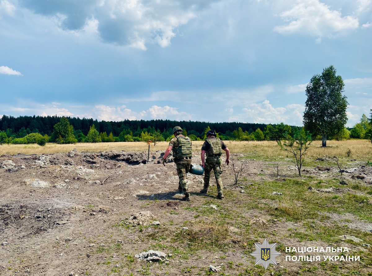 Вибухотехніки оглядають бойову частину ворожого безпілотника