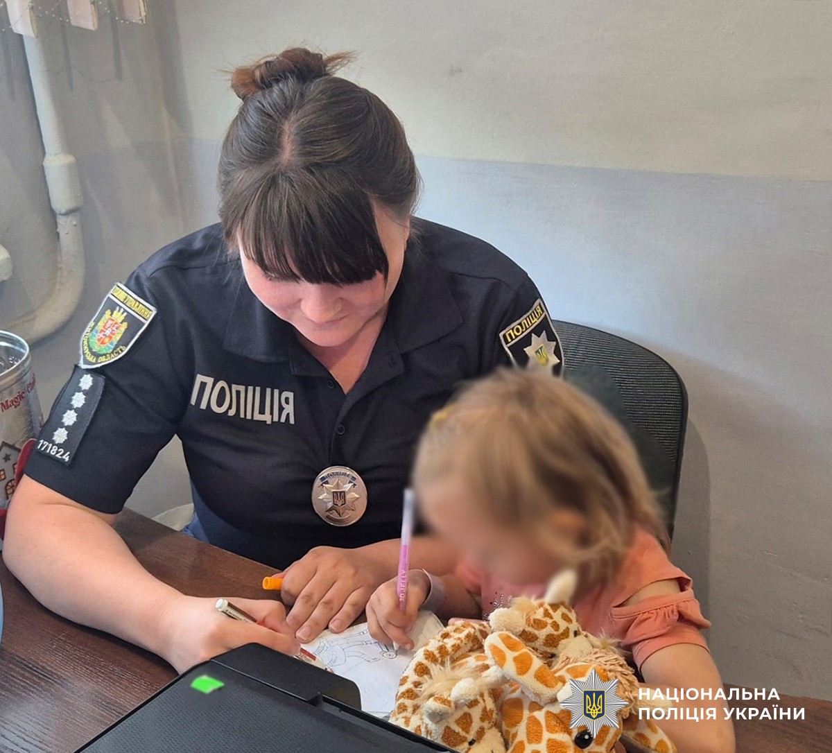 Профілактична бесіда поліцейських з багатодітною родиною