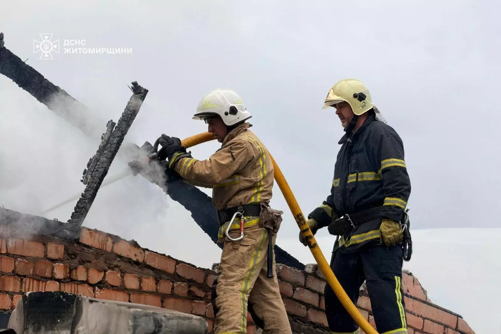 Гасіння пожежі на покрівлі будівлі
