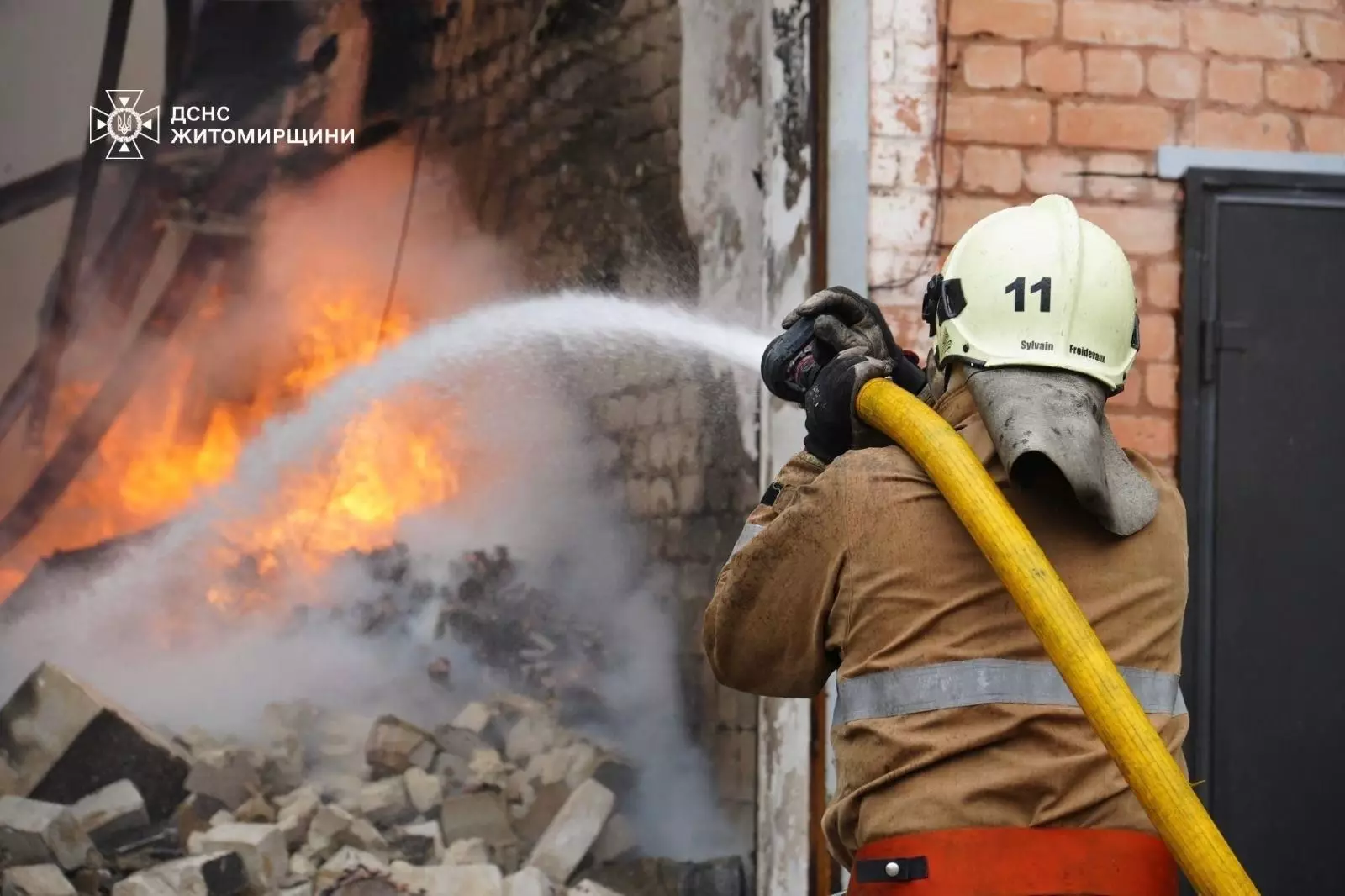 Рятувальна техніка біля палаючої будівлі