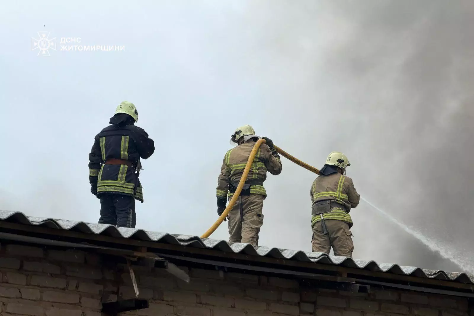 Наслідки пожежі на даху будівлі