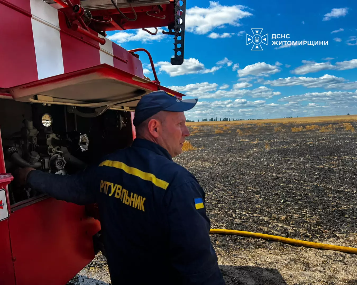 Рятувальники гасять пожежу на полі