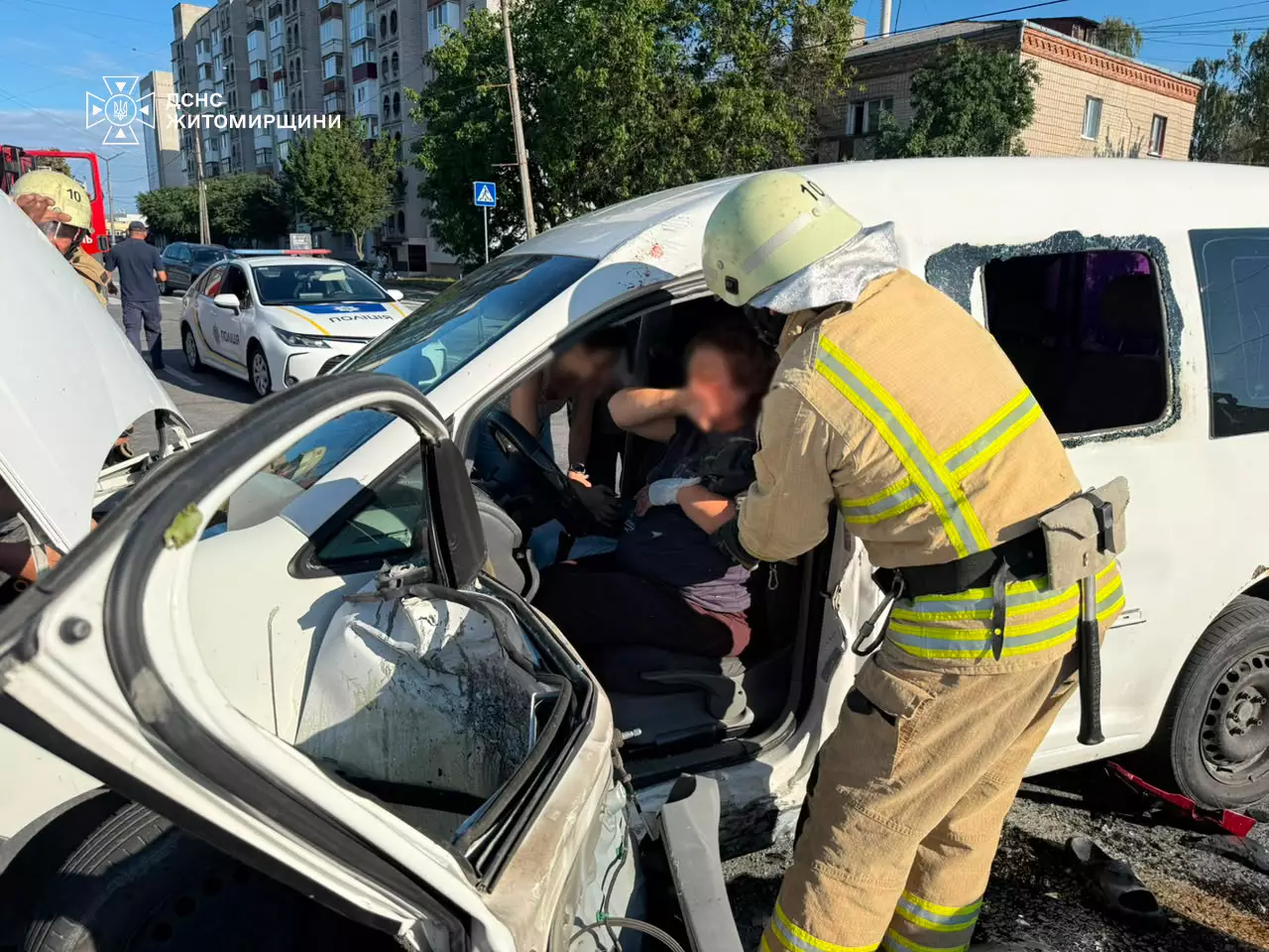 Деблокування водійки автомобіля гідравлічним інструментом