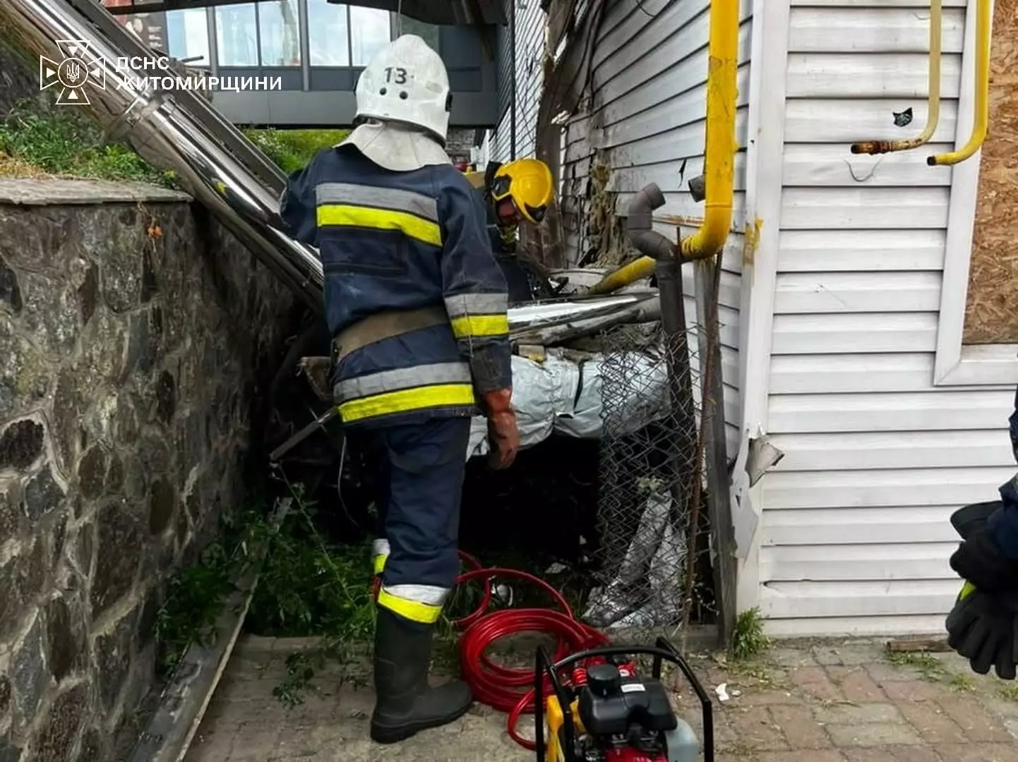 Рятувальники дістають людей з понівеченого авто