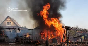 Пожежа в Корнині ледь не лишила без покрівлі людей пожежа у Корнині