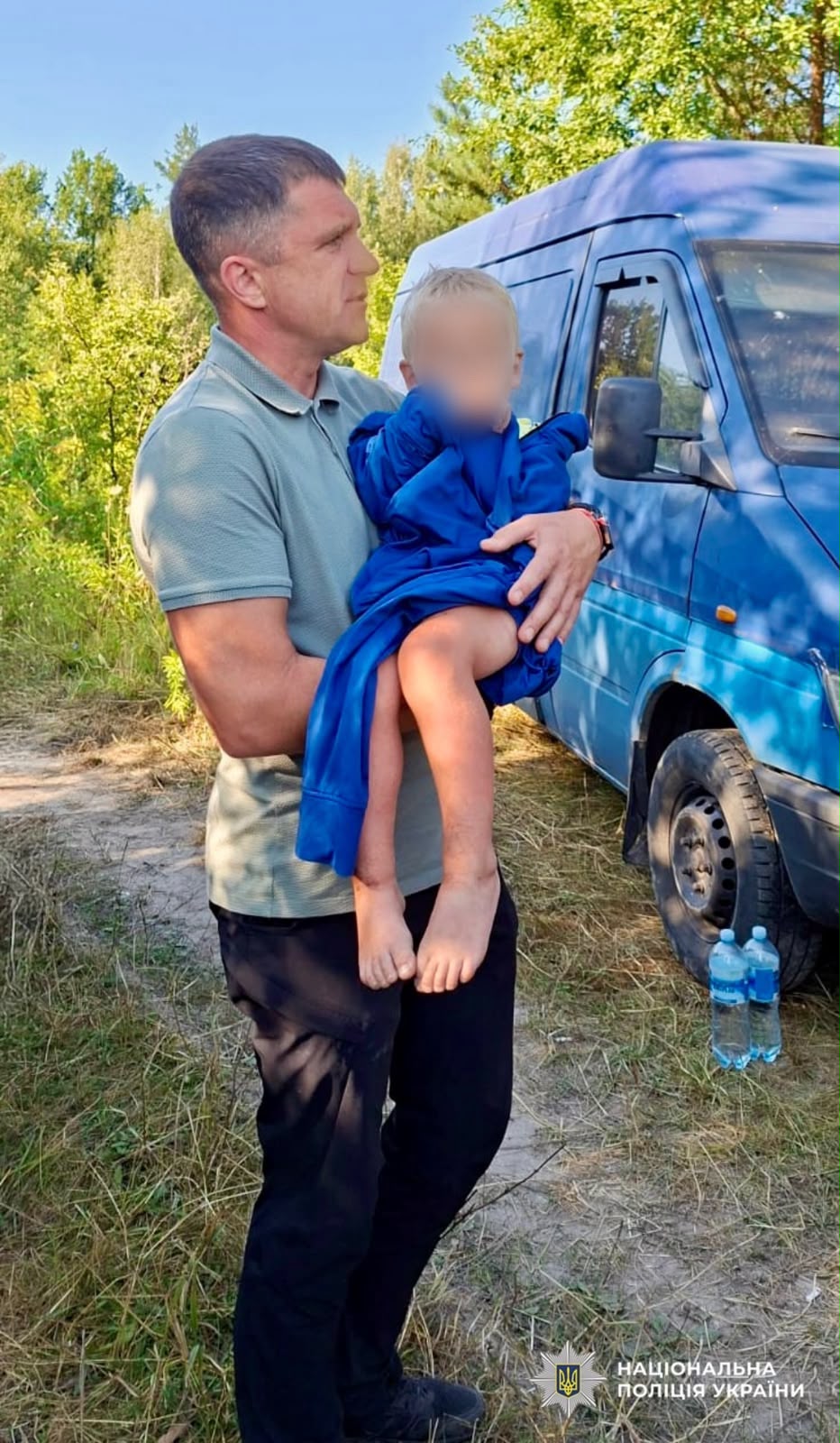 Знайдений хлопчик разом із правоохоронцями