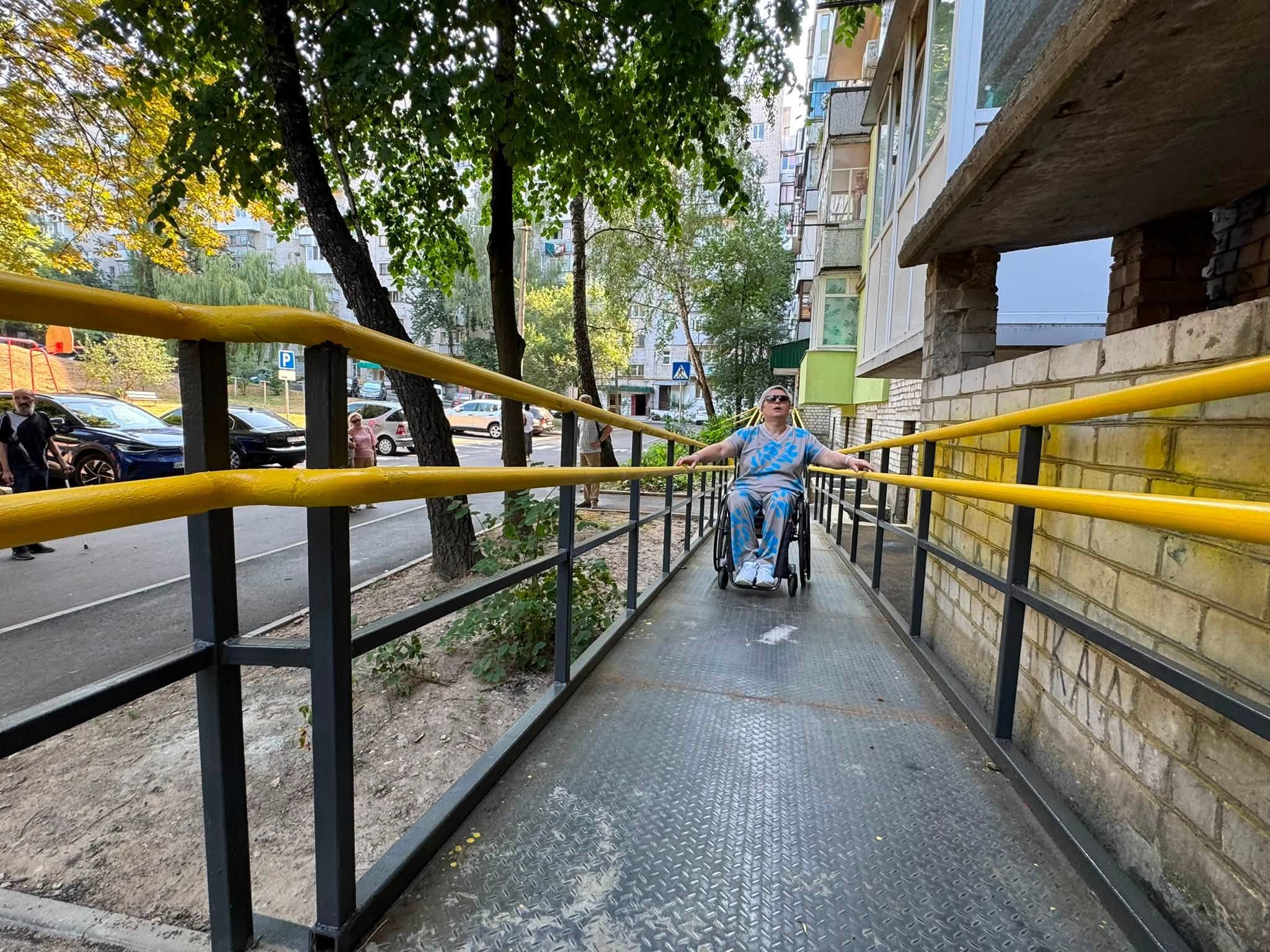 Новий асфальт та безбар'єрне середовище на Вітрука