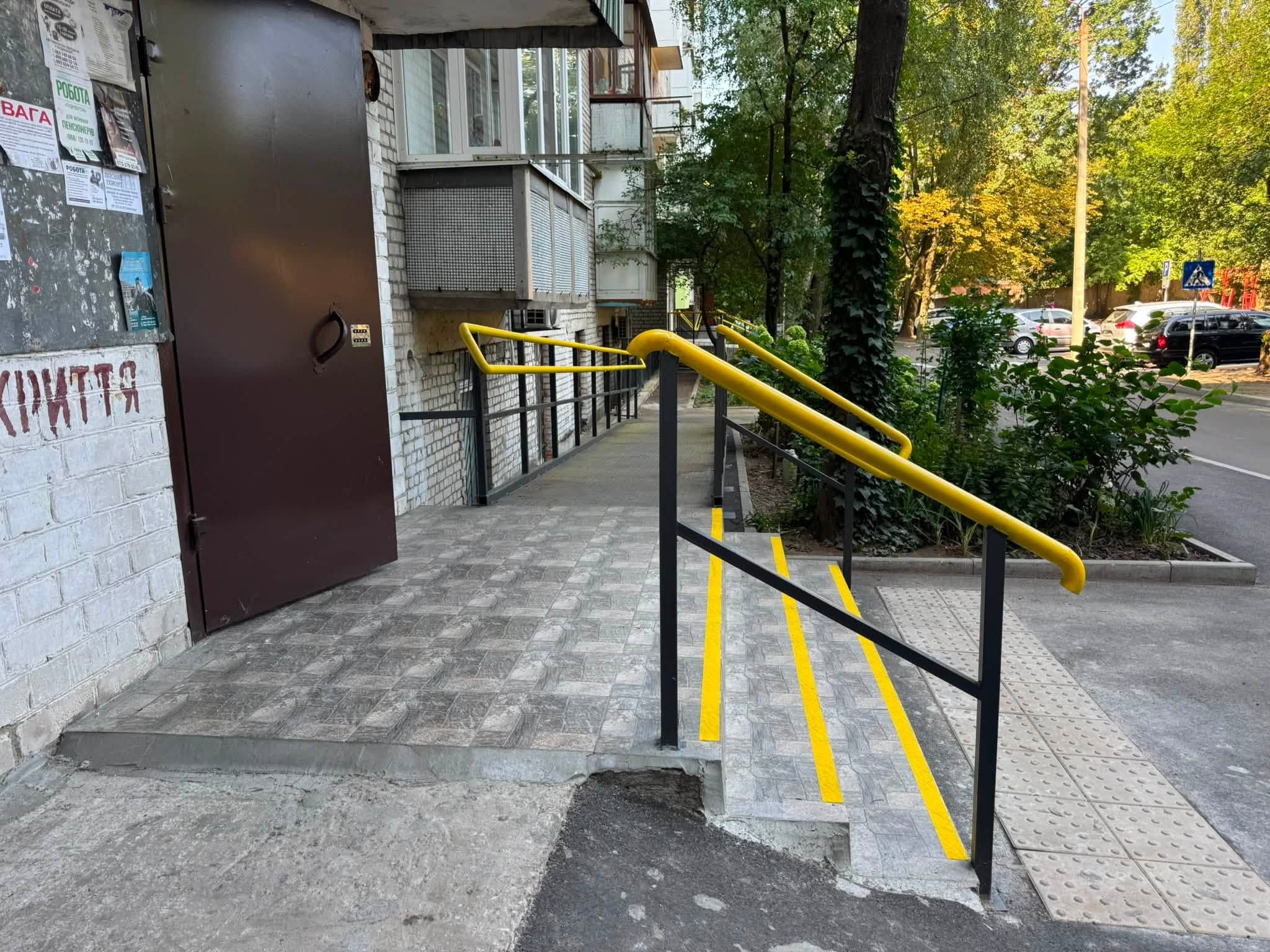 Пандуси біля під'їздів у житомирському дворі